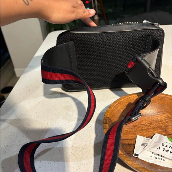 Gucci belt bag, only worn twice brand new. It’s in brand new condition. - Picture 3 of 8
